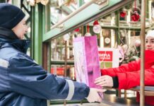 Домики добра в Москве собирают тысячи подарков для тех, кто в них нуждается 1f6b997a-7233-4824-99e5-e61a38a0fd1a-67ea4eef