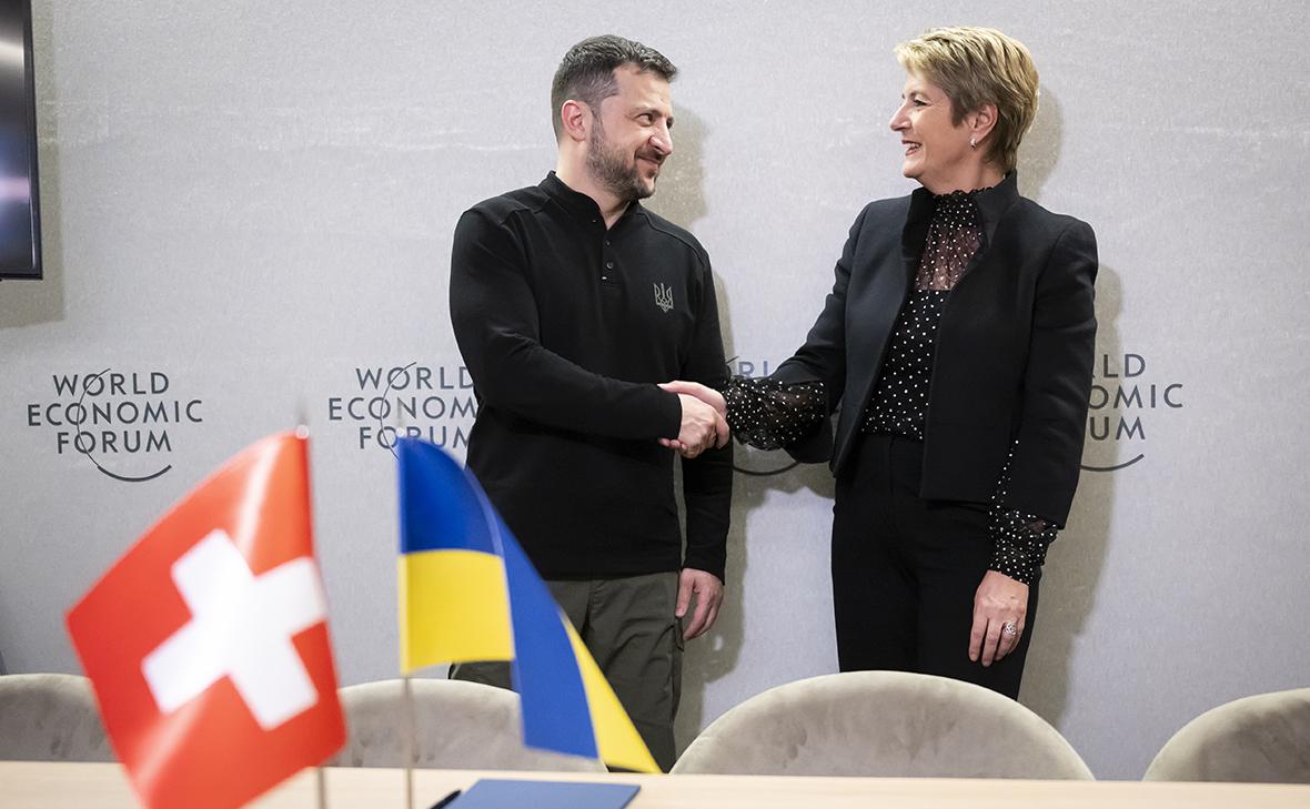 Владимир Зеленский и Карин Келлер-Зуттер (Laurent Gillieron / EPA / ТАСС)