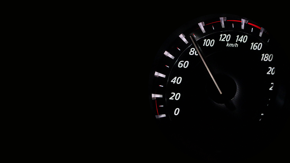 Мужчина на угнанном Range Rover протаранил двери храма во Владивостоке