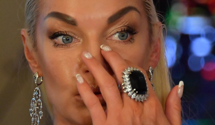 Присевшую под кустиком Волочкову раскритиковали