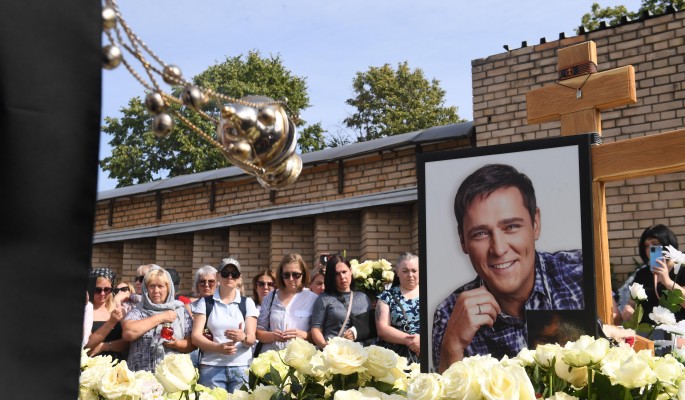 Поклонники толпами идут на могилу Шатунова