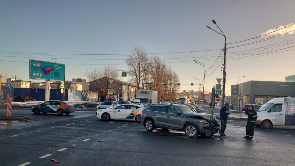 Тело девушки извлекли из упавшей в Обводный канал в Петербурге машины