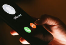 Шокирующая схема мошенничества с фальшивыми переводами для ВСУ CloseUpOfWomansHandsWithSmartphoneAndUnknownIncoming