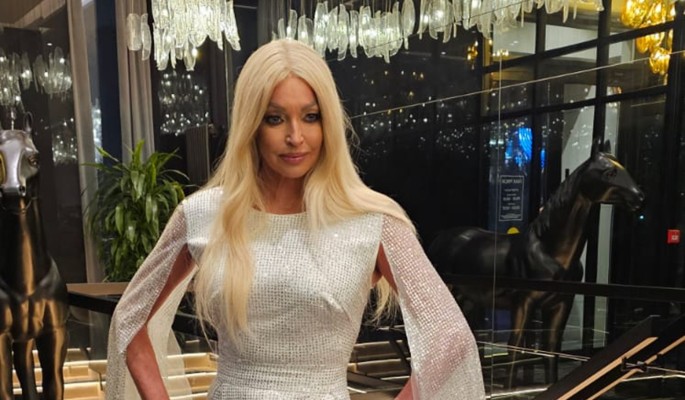 Счастливая и довольная: ласкающую мужской орган Волочкову засняли на камеру