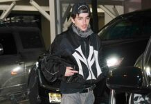 Стильный кэжуал образ Тимоти Шаламе вызвал бурное обсуждение в сети 9fe21cd4-a551-414d-a412-14d368ef6b61-67eaf0ca