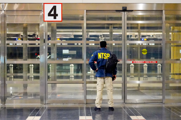 В момент крушения около аэропорта Рейгана в воздухе находилось около 19 самолетов, которые были перенаправлены в Международный аэропорт Даллеса, расположенный примерно в 35 км к западу