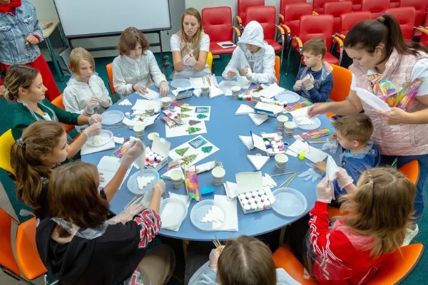 Добрые пожелания, открытки и подарки: дети из соцучреждений Москвы пишут письма участникам СВО