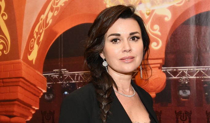 Дочь Заворотнюк отдает ненужную одежду своей бабушке