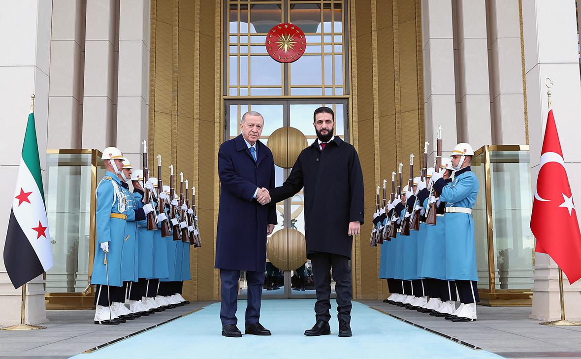 Реджеп Тайип Эрдоган и Абу Мухаммад аль-Джулани (Murat Cetinmuhurdar / PPO / Reuters)