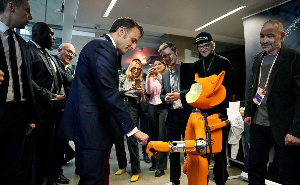 Эммануэль Макрон здоровается с роботом во время AI Action Summit в Париже, Франция, 11 февраля 2025 года (Aurelien Morissard / Reuters)