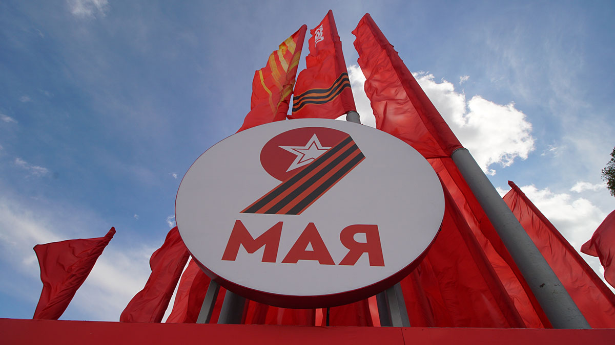 Женщина из Ессентуков сорвала баннер к 80-летию Победы и вытерла об него ноги