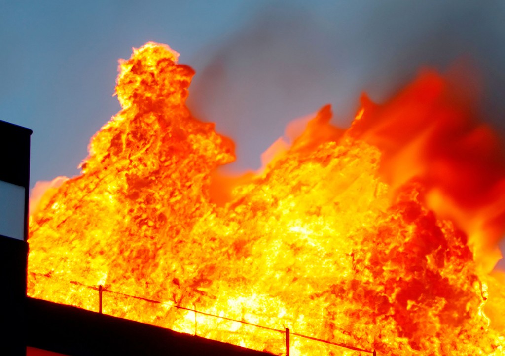 Горящий на площади свыше тысячи «квадратов» автосервис показали в Сети