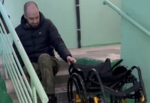 Ветеран СВО в Сургуте вынужден ползком преодолевать лестницы из-за отсутствия пандуса ba22c902-b84d-4159-a227-7ac3eb5bfb37-680222f4