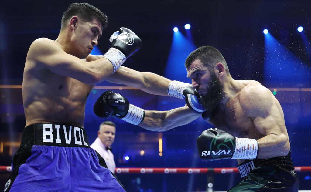 Дмитрий Бивол и Артур Бетербиев (Richard Pelham / Getty Images)