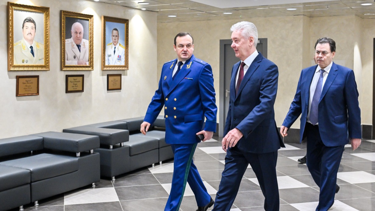 Прокурор Москвы Максим Жук, мэр Москвы Сергей Собянин и заммэра Москвы по вопросам региональной безопасности и информационной политики Александр Горбенко перед началом заседания коллегии