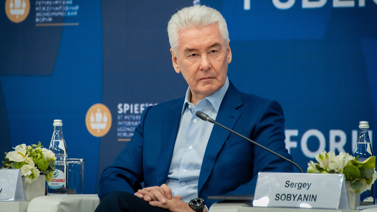 Собянин вручил знак почетного гражданина Москвы ветерану Борису Кравцову