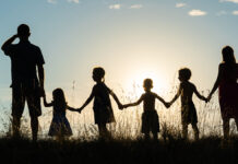 SilhouetteOfAHappyLargeFamilyAtSunset