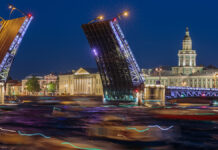 Возгорание в историческом здании Обуховской больницы в Санкт-Петербурге ViewOfTheOpenedPalaceBridgeOnTheNevaRiver