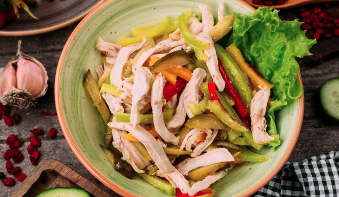 Салат с цыпленком и сальсой из болгарского перца: рецепт для необычного ужина