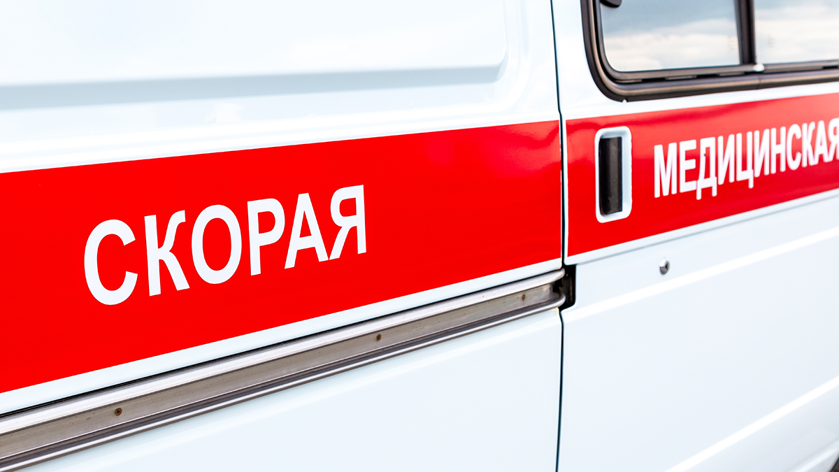 Автомобиль выпал с четвертого этажа парковки в Москве, водитель погиб