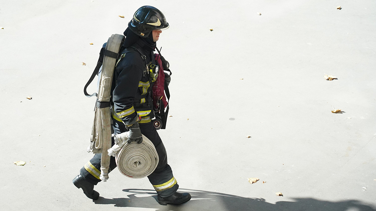 Торговый центр в Белгороде поврежден обломками сбитых дронов