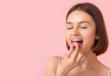 Евгений Черемушкин развеивает мифы о жвачке и раке при поддержке Минздрава РФ и Каприна YoungWomanWithChewingGumOnPinkBackgroundWithSpace