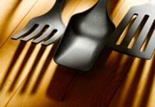 Канцерогены вокруг нас безопасна ли кухонная утварь из темного пластика KitchenUtensilCollectionIsolatedOnWoodenBackground