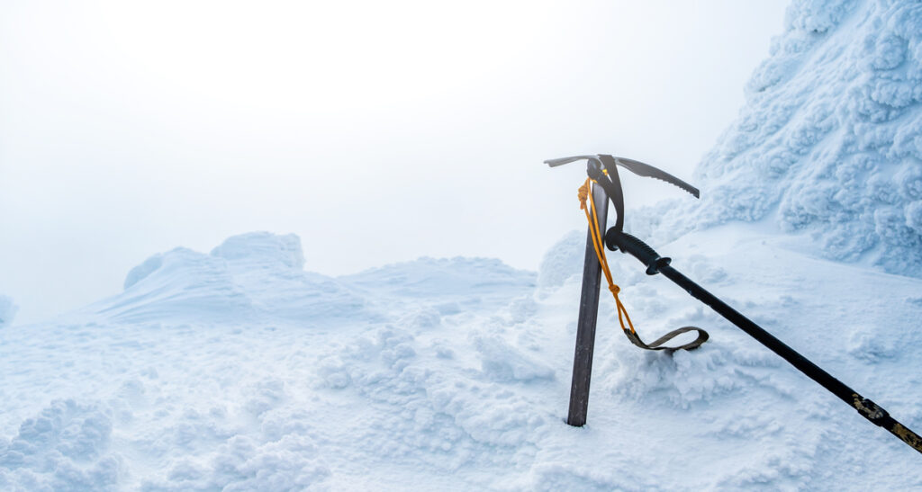 ледоруб в снегу
