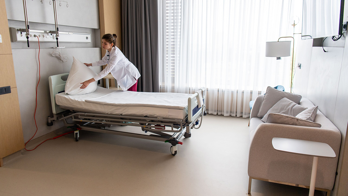 Адвокат Падалко: После освобождения Ефремов будет лечить болезнь легких в Москве