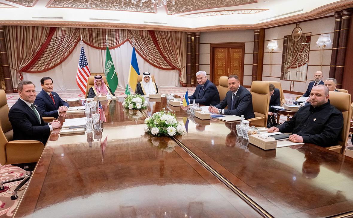 Марко Рубио, Майк Уолц, Андрей Сибиха, Андрей Ермак и Рустем Умеров проводят встречу в Джидде, Саудовская Аравия, 11 марта 2025 года (Saul Loeb / Reuters)