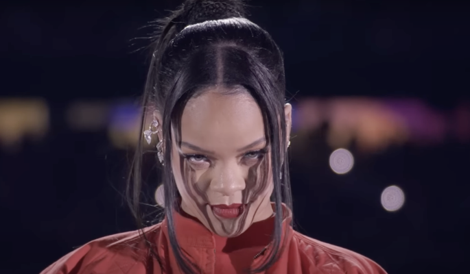 Рианна рожала в жемчужном колье и солнцезащитных очках 