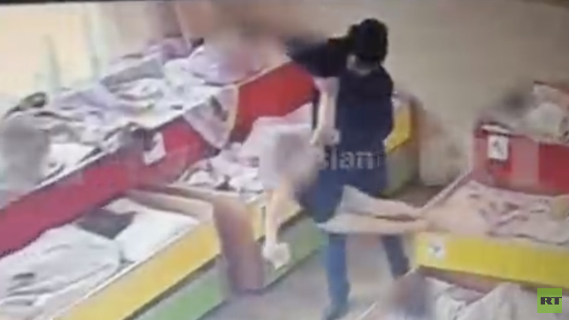 На таскавшую детей за волосы воспитательницу детсада Краснодара уже были жалобы