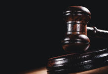 Суд вынес приговор экс-чиновнику Росавиации за взятку на 10 миллионов рублей WoodenCourtGavelOnBlackBackgroundSymbolOfJusticeJudge