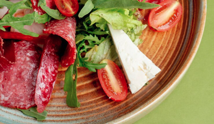 Салат с колбасой салями и сыром: рецепт на случай неожиданного прихода гостей