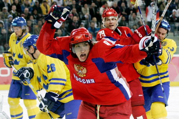 Александр Овечкин забивает за сборную России на Олимпиаде в Турине, 2006 год