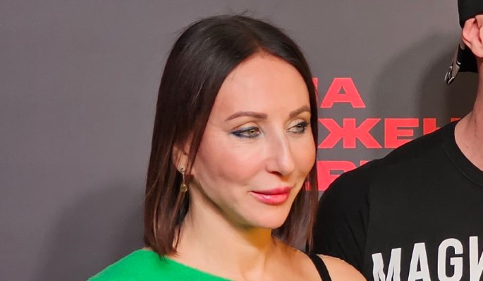 Трижды разведенная Смехова вышла в свет в обнимку с молодым красавцем