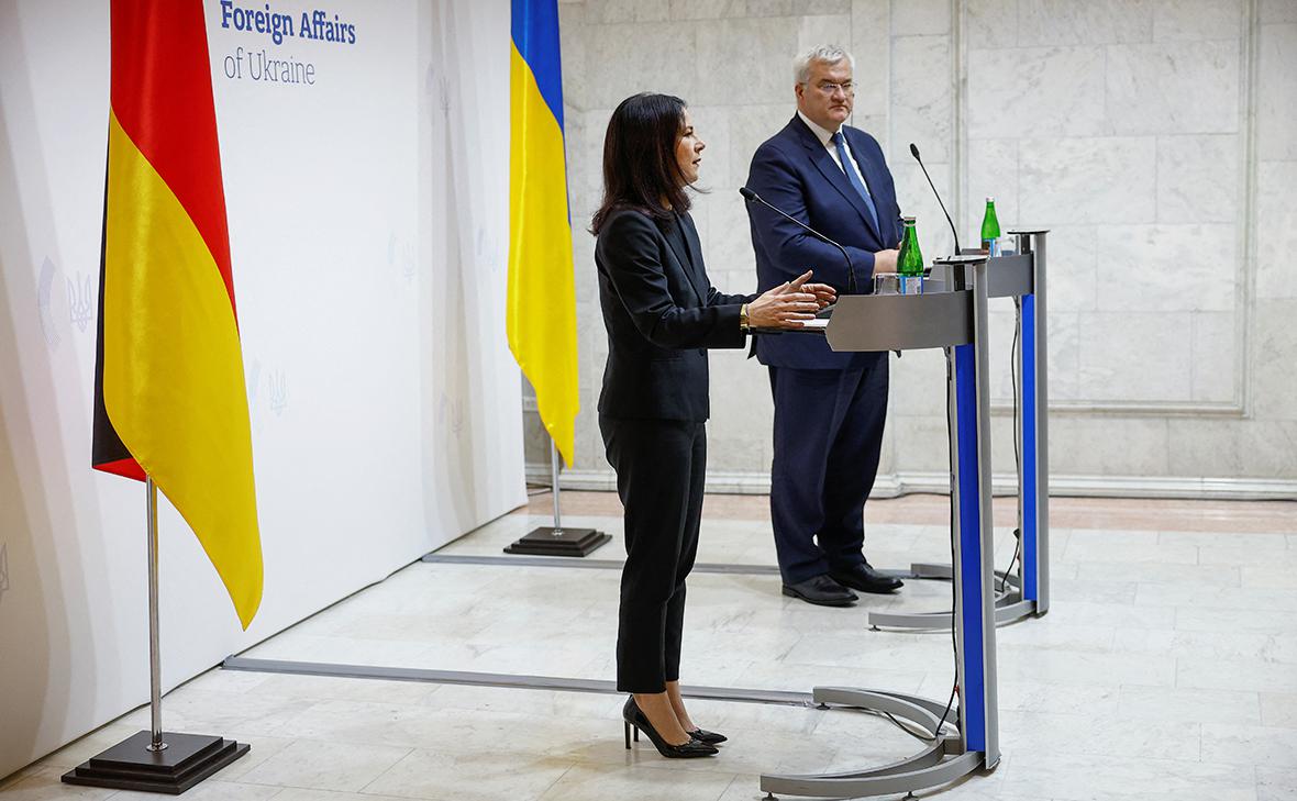 Анналена Бербок и Андрей Сибига (Валентин Огиренко / Reuters)