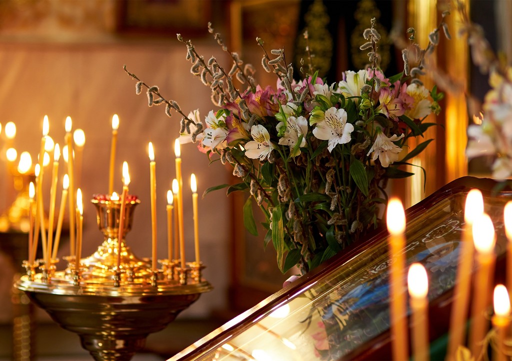 Молдавский архиепископ передал прихожанам частицу Благодатного огня