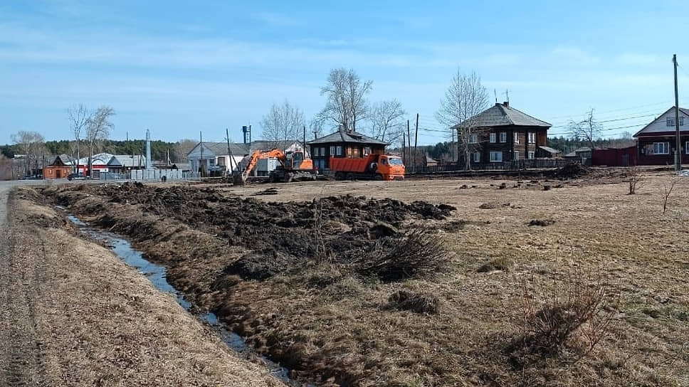 Работы по установке мемориала Борису Ельцину в Бутке