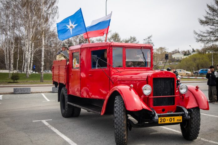 Екатеринбург и МЧС отпраздновали День пожарной охраны автопробегом и чествованием героев-0