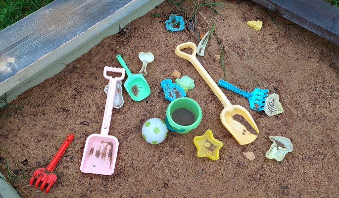 "Ребенок упал на край": торчащая железка покалечила малыша на детской площадке в Петербурге