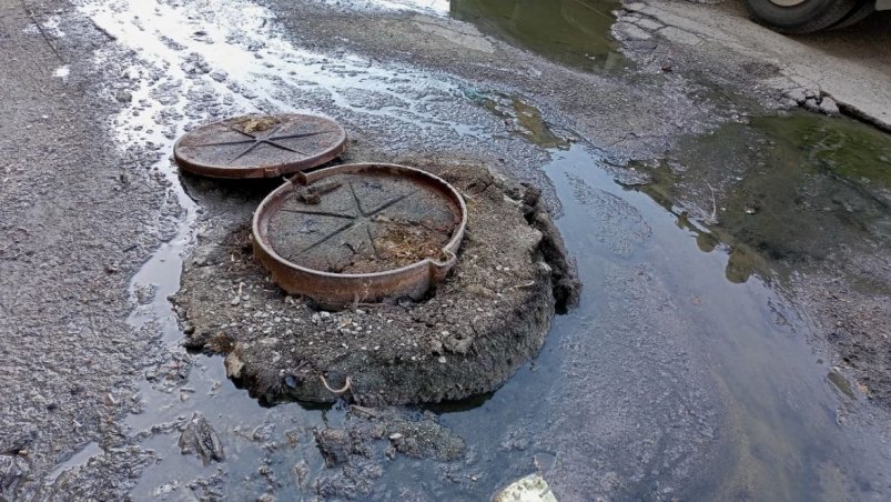 Течь из канализации сохраняется уже две недели Предоставлено читателями ИА PrimaMedia