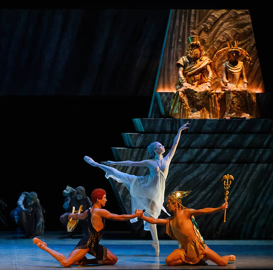 Архаическая декоративность «Орфея» возвращает зрителя к европейскому балетному театру 90-летней давности