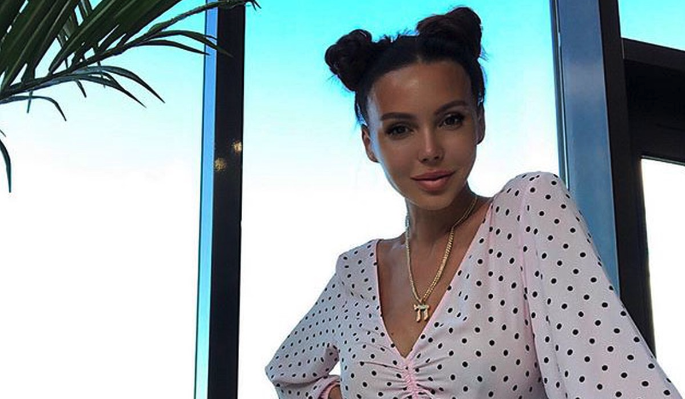 Придерживающая живот рукой Самойлова сделала заявление: Скрывать нет возможности