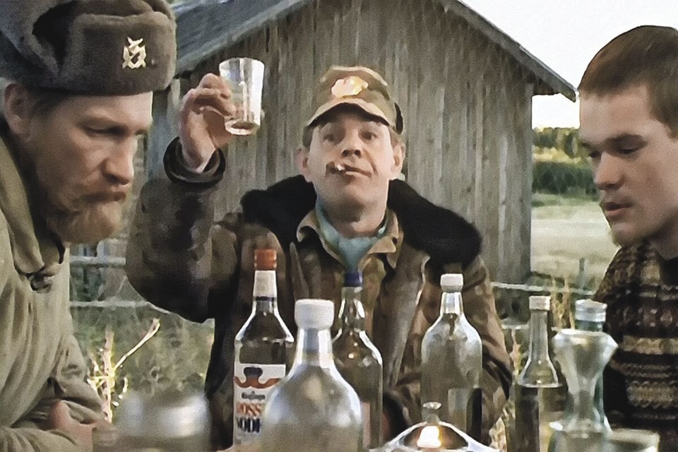 ...А многие молодые люди отказываются от водки из-за «юношеского протеста». Для них это напиток взрослых дядек из прошлого - например, таких, как герои картины «Особенности национальной охоты». Фото: Кадр из фильма «Особенности национальной охоты», 1995 год