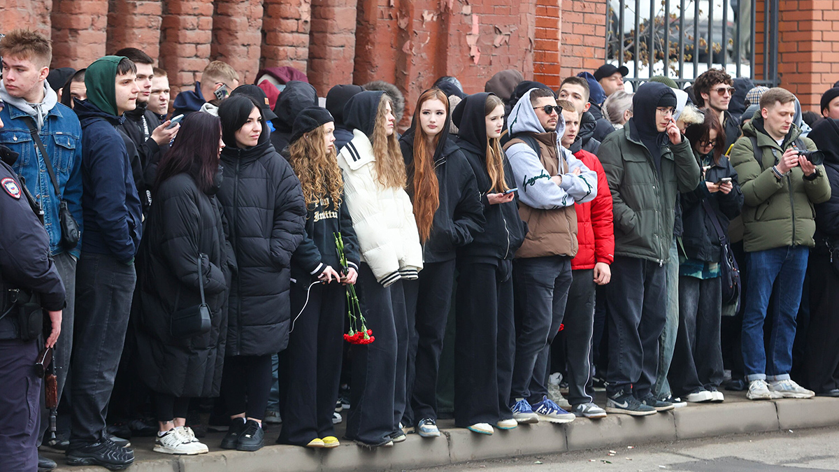 Пашу Техника похоронили под аплодисменты поклонников