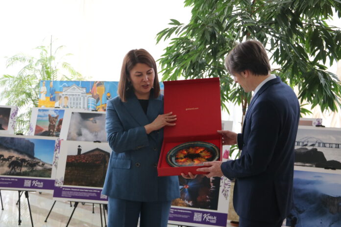 Сергей Ганзий и Эльмира Туканова открыли в Екатеринбурге фотовыставку «Крым в моем сердце»-0