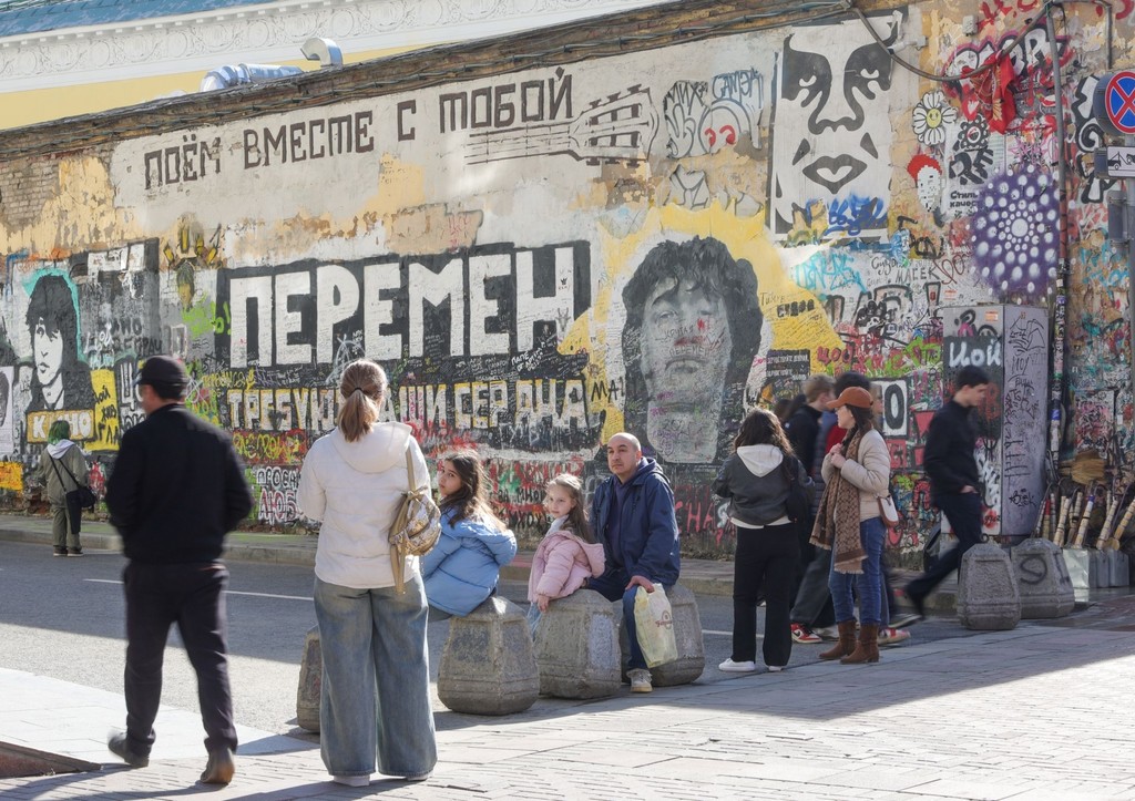 В Госдуме резко ответили на порчу фанатами Паши Техника граффити с Цоем