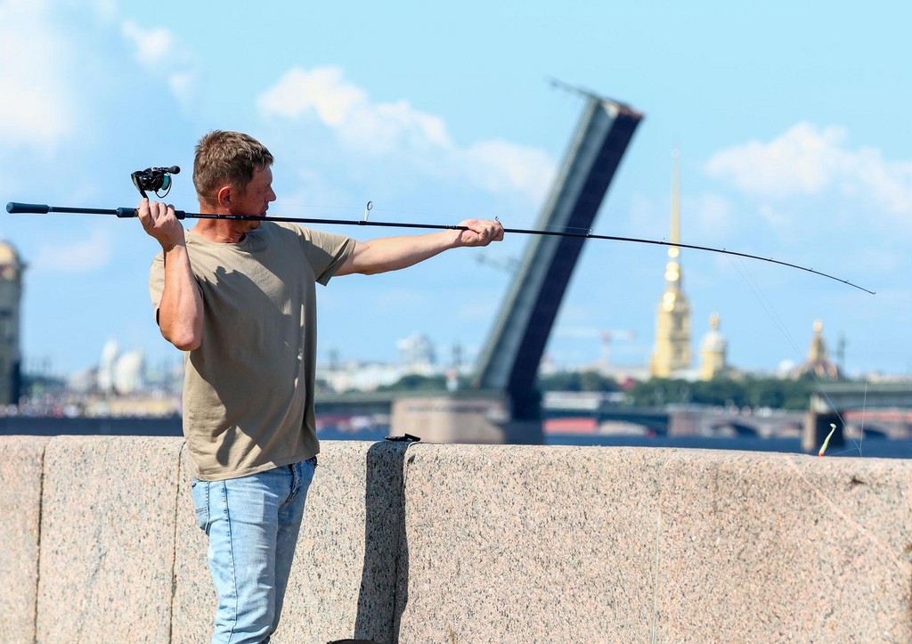 Мужчина с удочкой на набережной Невы