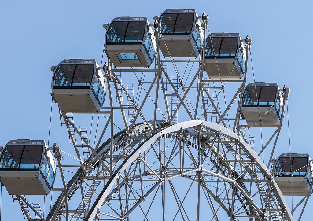 Монумент воинам Советской Армии в Риге заменили на аттракцион